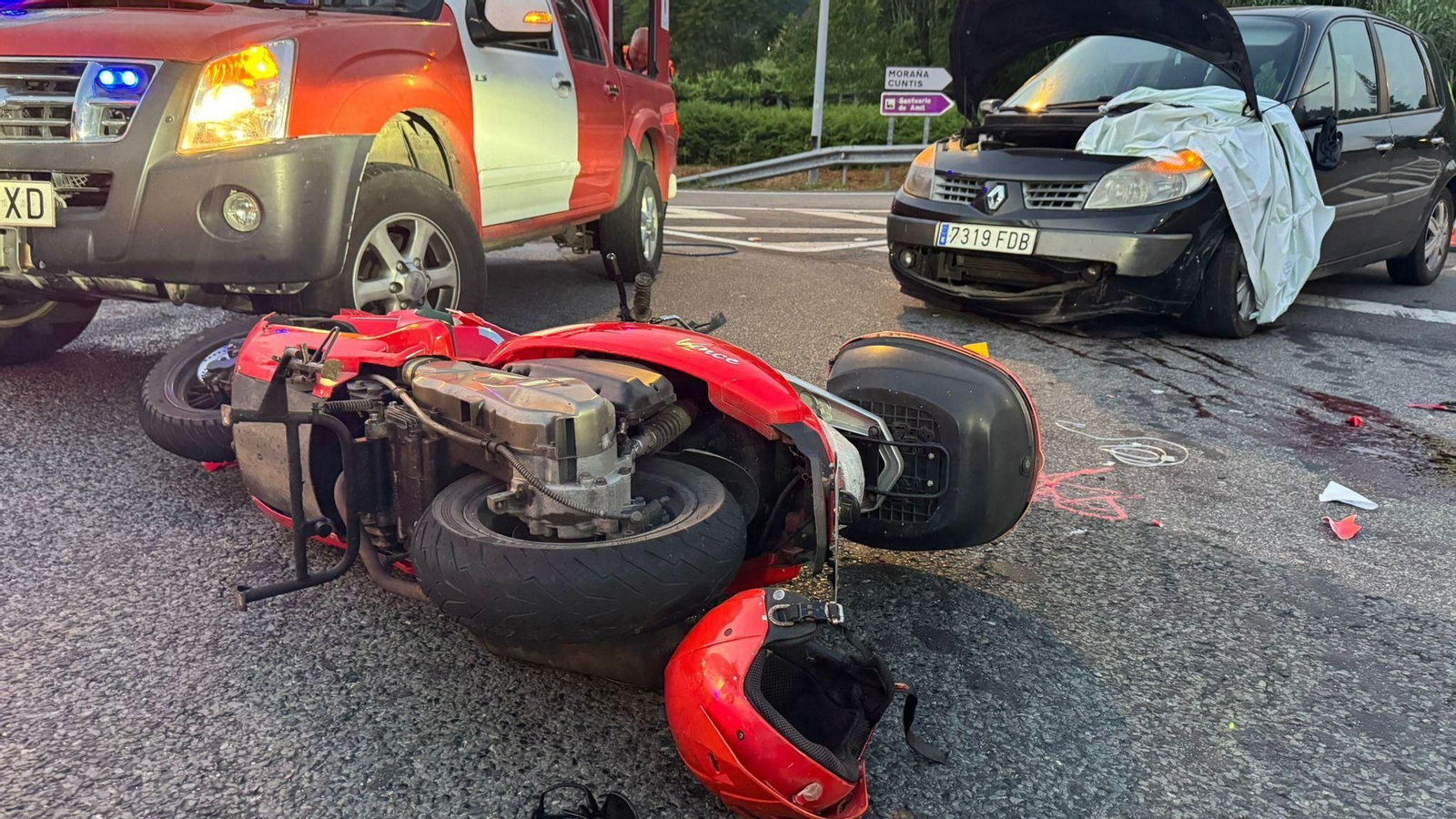 El lugar del accidente entre la moto y el turismo en Barro.