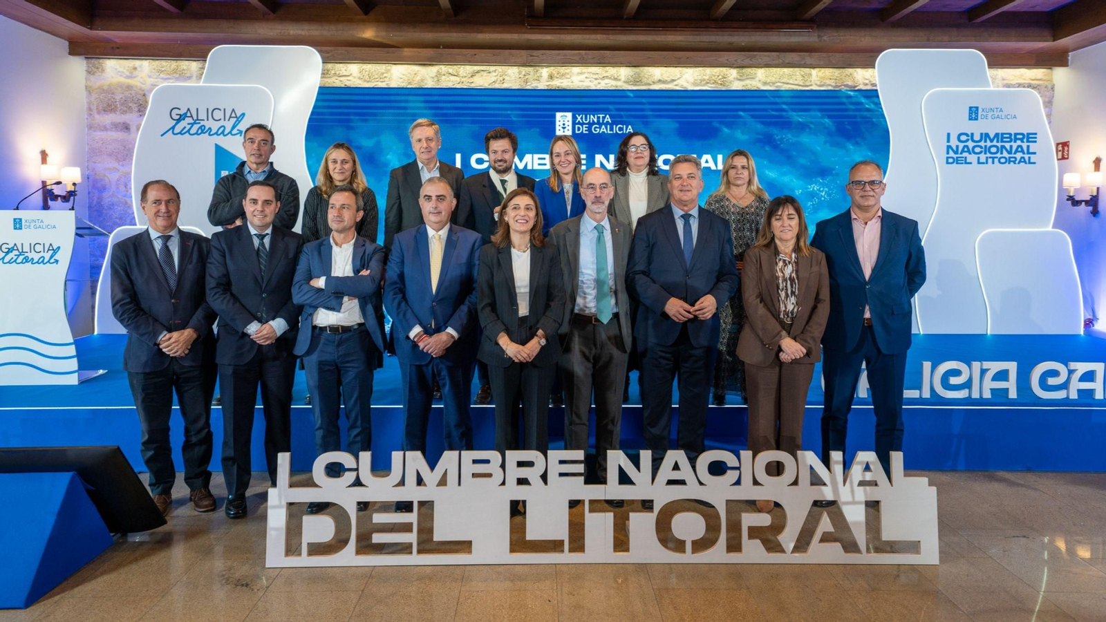 Foto de familia tras la cumbre de comunidades con litoral.