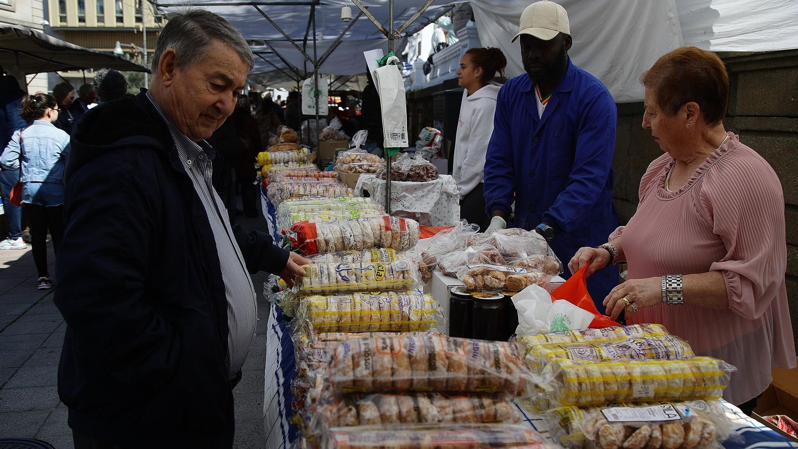 Un ourensano eligiendo entre las rosquillas.