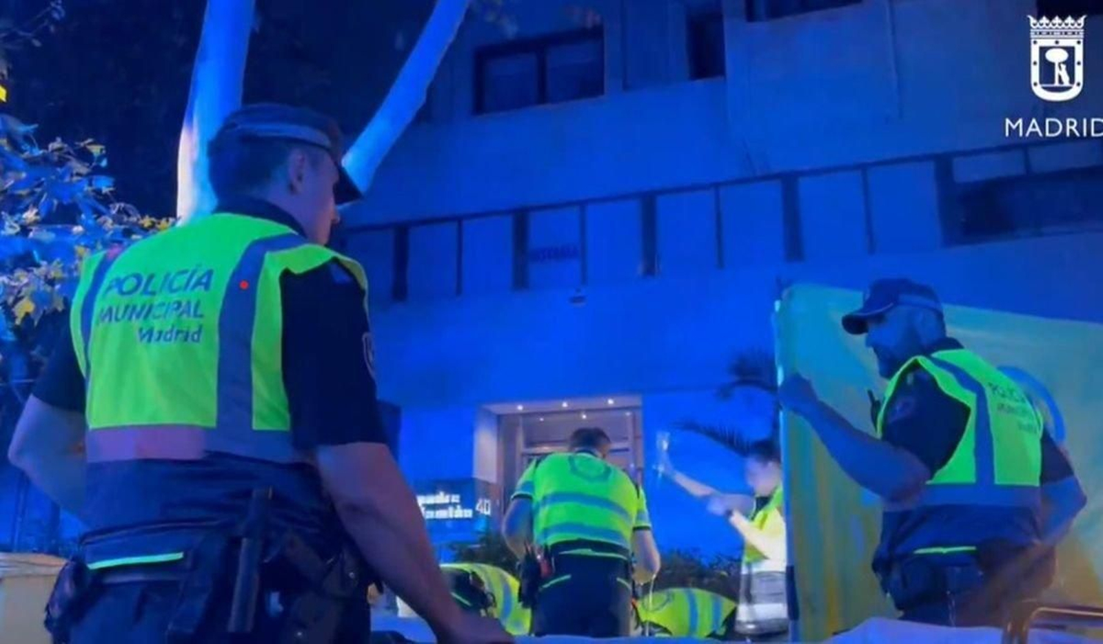 Momento en el que el Samur atiende a Juan Fernández tras el altercado que acabó con su vida.