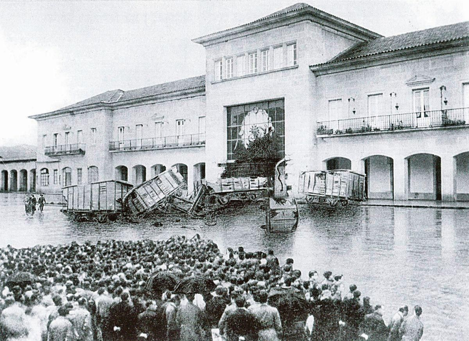Como se aprecia en la foto, fueron multitud los ourensanos que en 1955 se acercaron hasta la estación de ferrocarril a contemplar el desastre producido por el tren que iba a Monforte. Sin dar tiempo a desviarlo a una vía muerta, los doce vagones entraron a toda velocidad en la estación chocando con otros que estaban en el anden y lanzándolos contra la puerta de entrada a la estación. La crónica no aclara si hubo heridos ni cual fue la avería del tren.