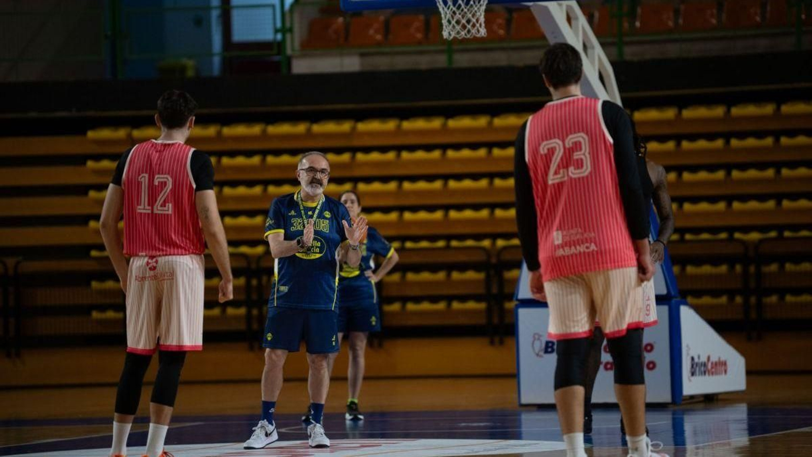El técnico Moncho López habla con Diogo Seixas durante un entrenamiento en el Pazo.
