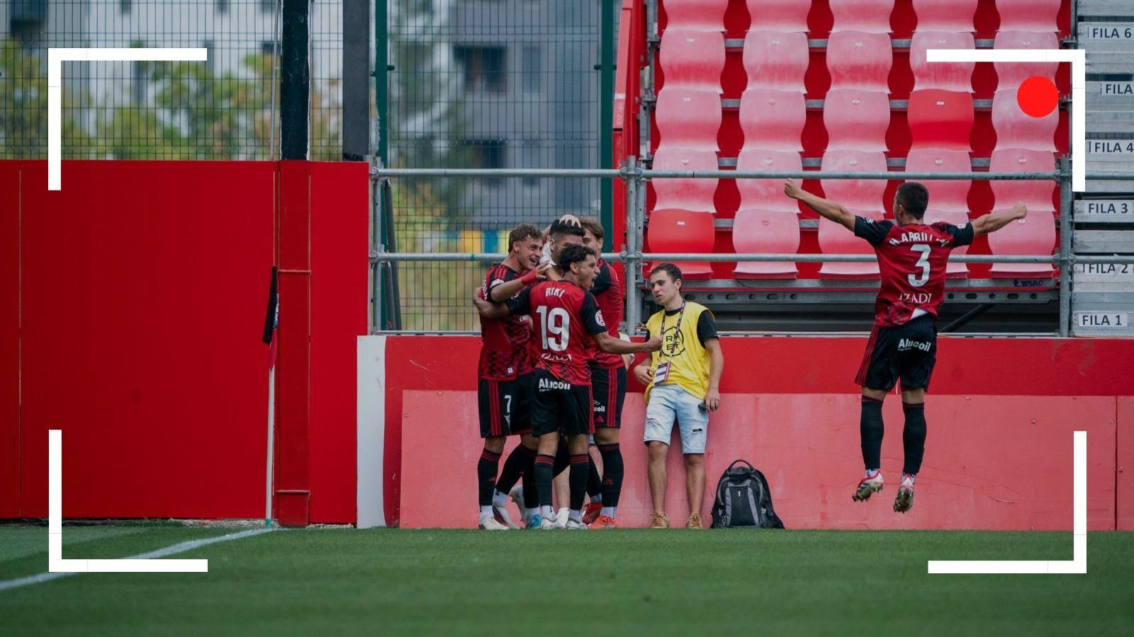 Los jugadores del CD Mirandés celebran uno de los goles de Unzueta a la UD Ourense.