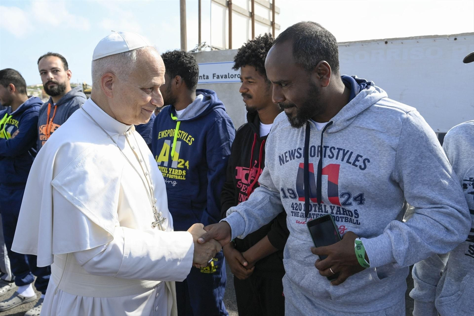 El Papa saludando a migrantes en Lampedusa