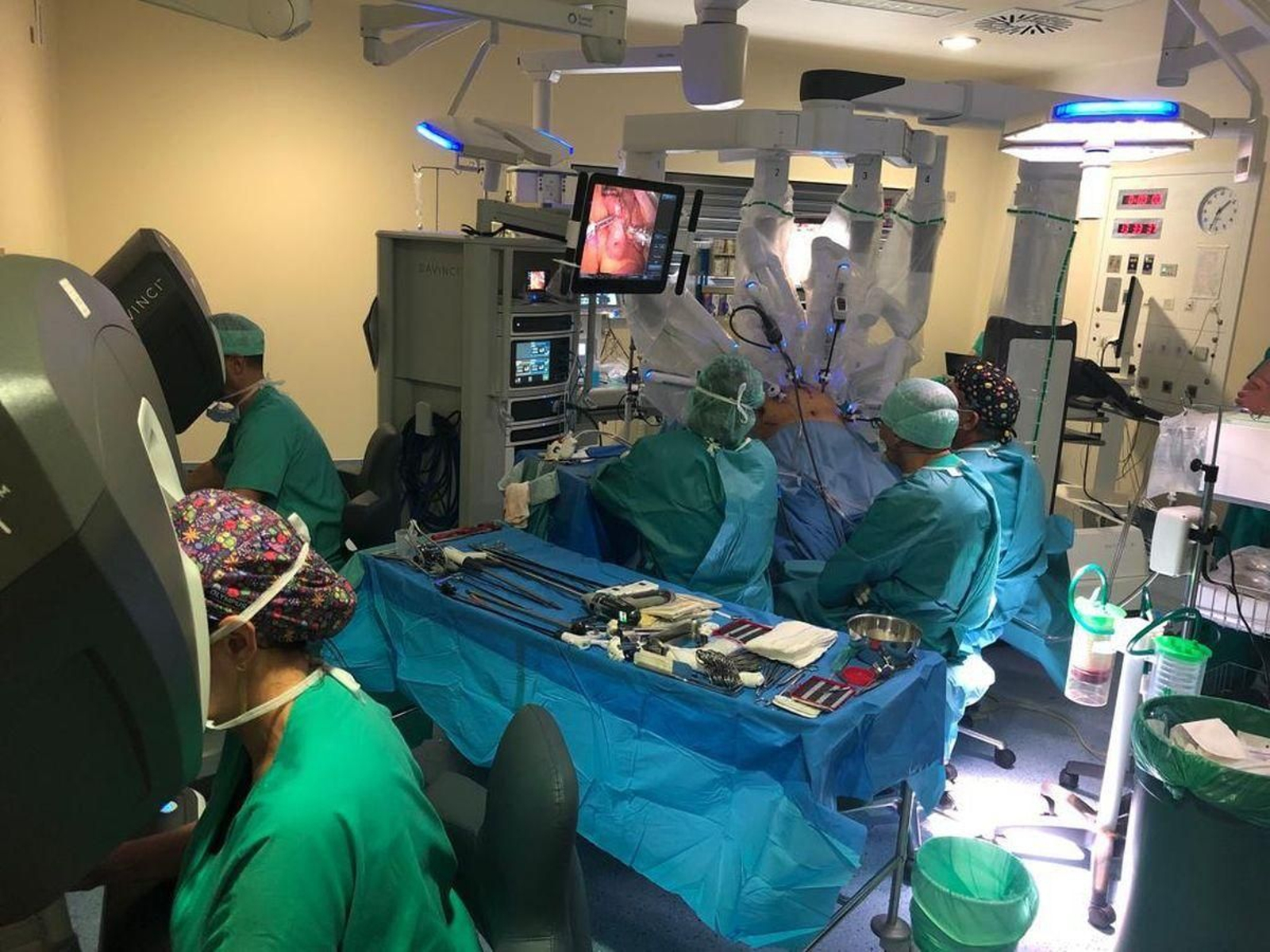 Una intervención quirúrgica de Cirugía Torácica con el robot DaVinci en el Cunqueiro.