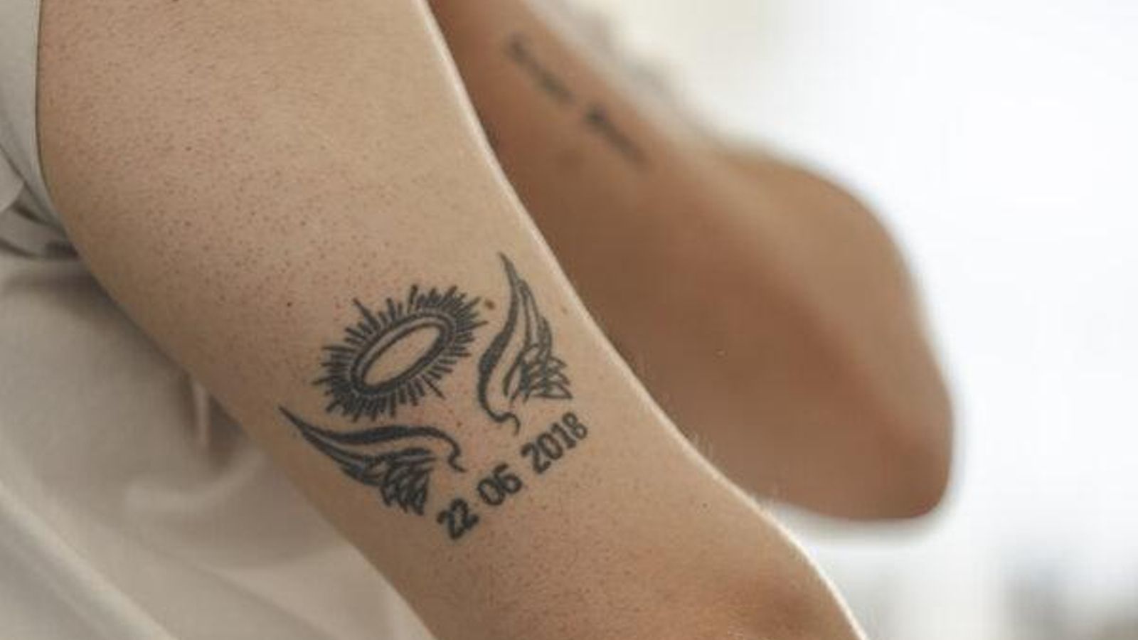 Tatuaje del día del accidente en el brazo de Yago.