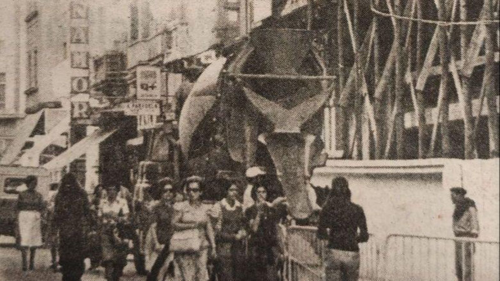 Una hormigonera en pleno Paseo obliga a los viandantes a pasar por la calzada.