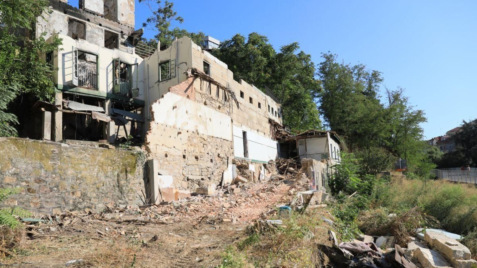 Escombros de la Casa de Baños de Outeiro, este martes.