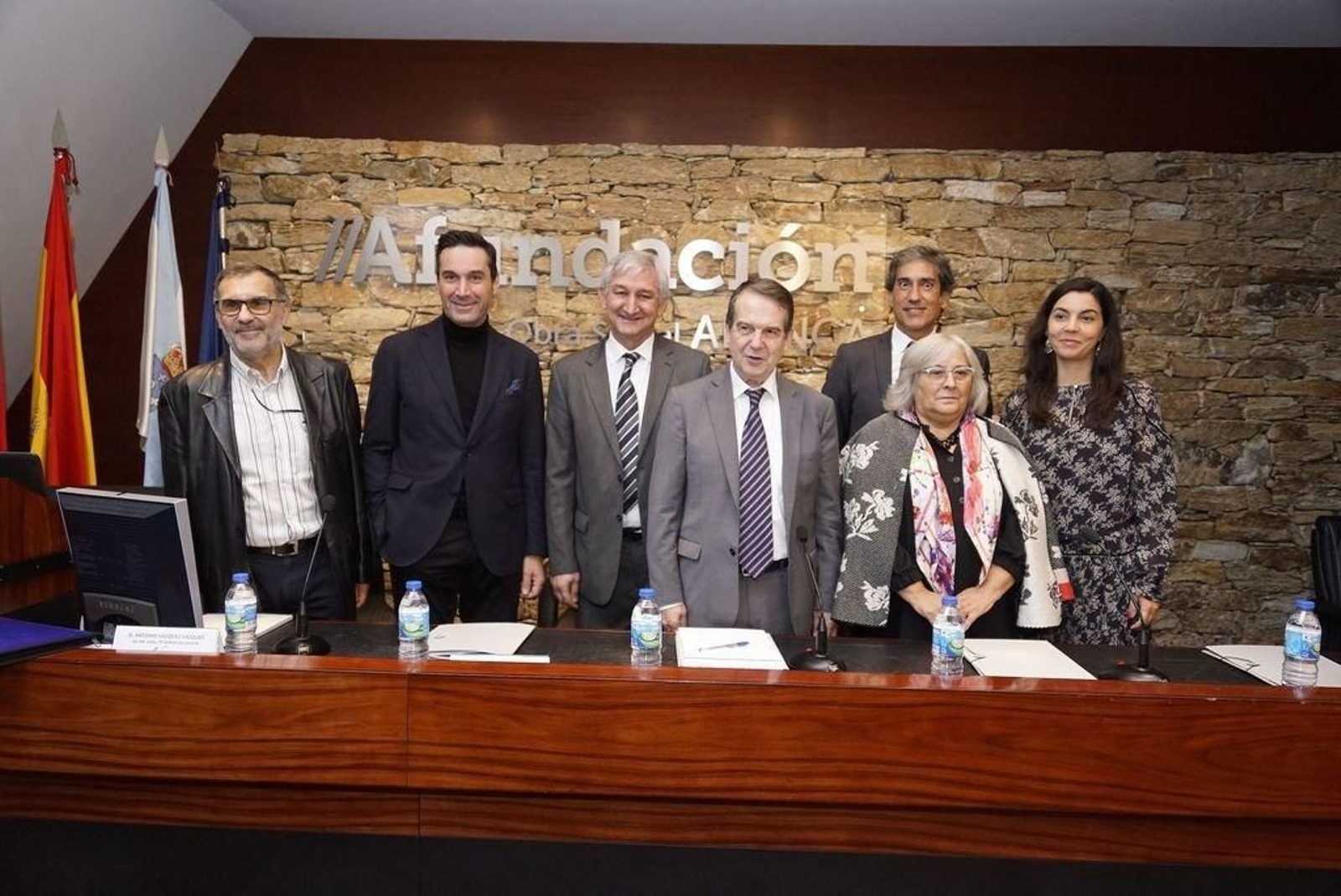 El alcalde, acompañado de todos los ponentes, inauguró ayer la jornada.