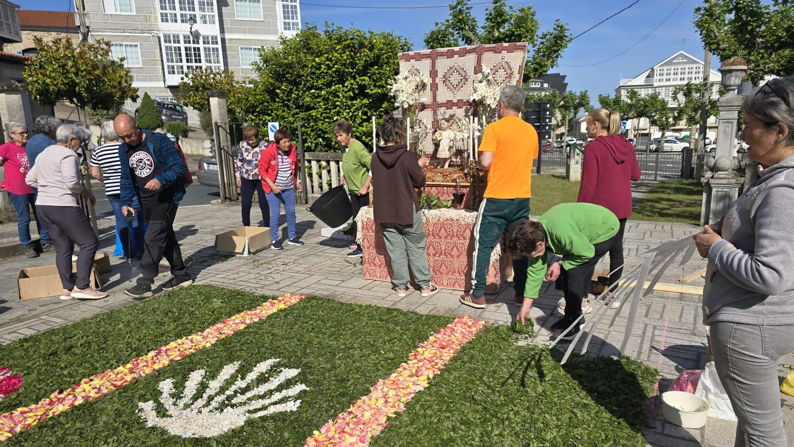 Galería | Castro Caldelas se engalana con alfombras de flores para el Corpus Christi