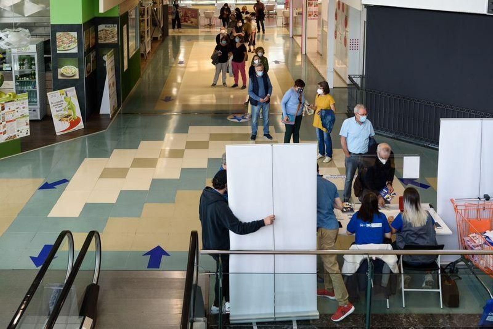 Colas en el Ponte Vella, el domingo.