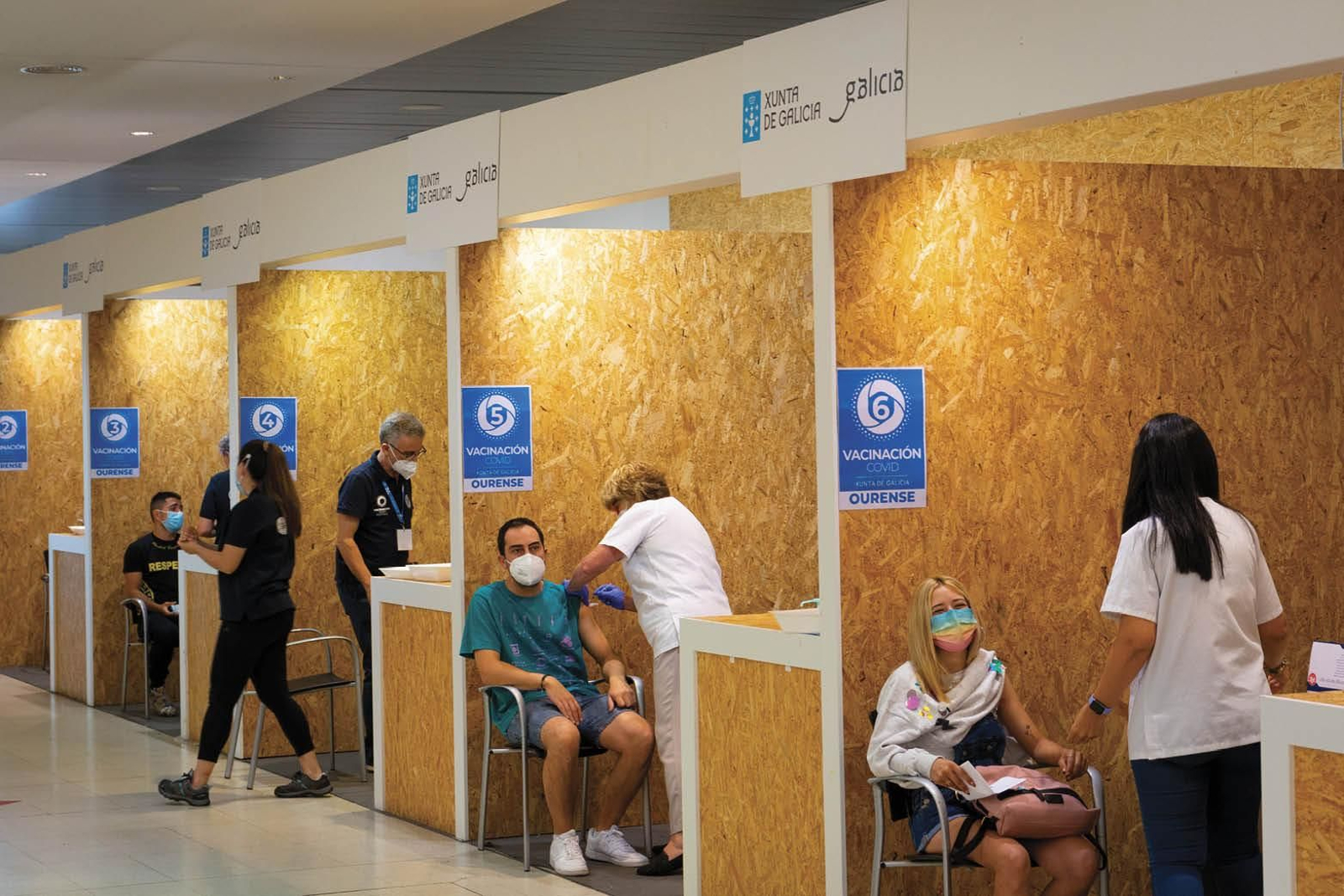 Varios jóvenes reciben la primera dosis de Pfizer en el recinto de Expourense. (MIGUEL GARCÍA)