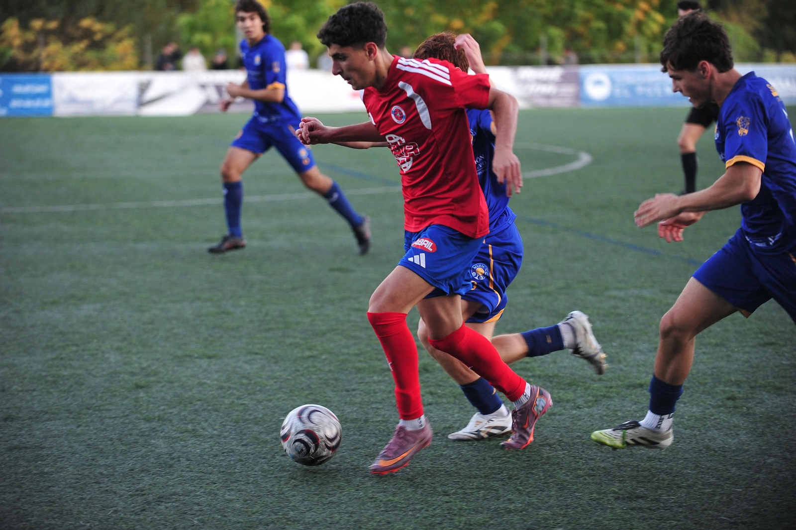 El Auriense sigue en racha y se lleva el derbi de Liga Juvenil ante la UD Ourense (2-1)