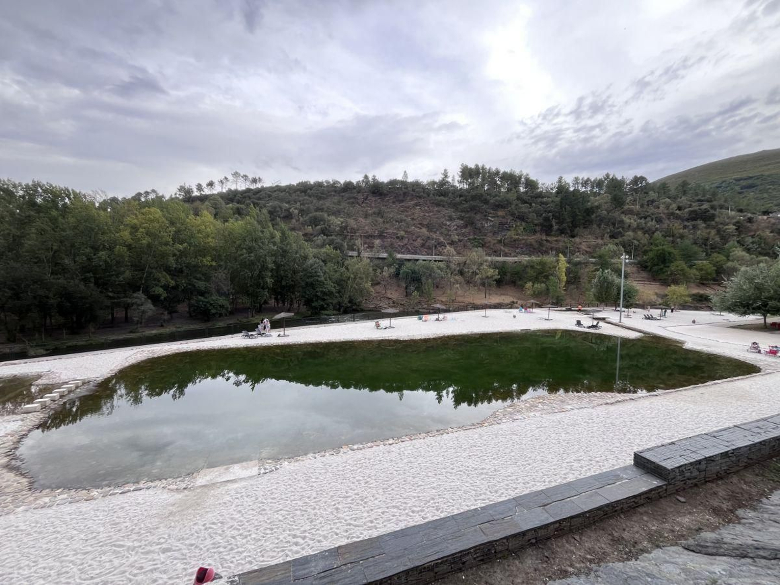 La macropiscina de Sobradelo, con agua de río Sil.