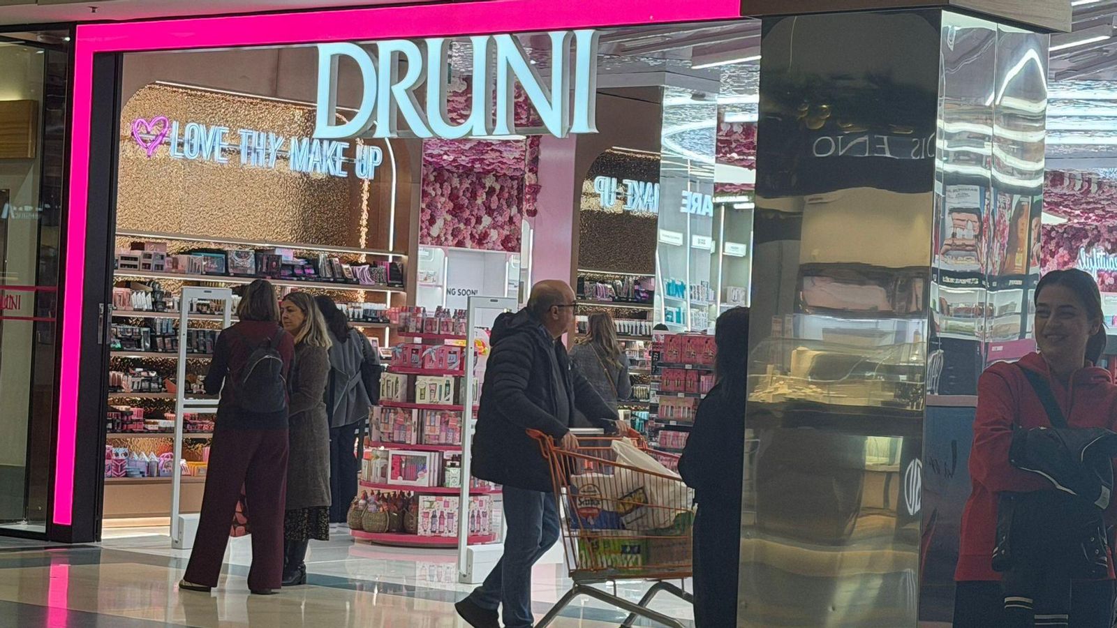 La tienda de Druni este viernes en el centro comercial Ponte Vella con clientes ultimando detalles de navidad.