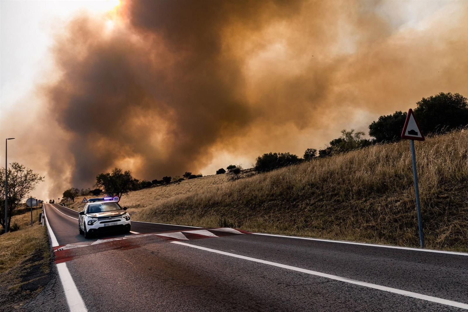Un coche de la Guardia Civil vigila la evolución del fuego, a 23 de julio de 2026, en San Martín de Valdeiglesias, Madrid (España)