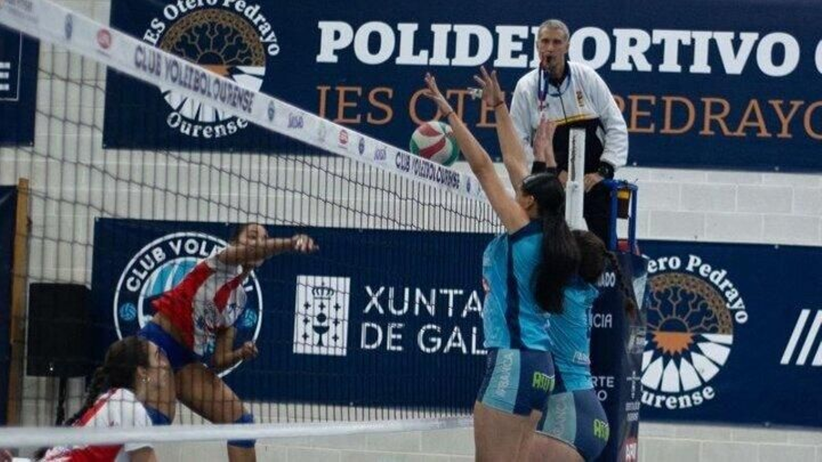 El Voley Ourense, en la red. | Foto: Sandra iglesias