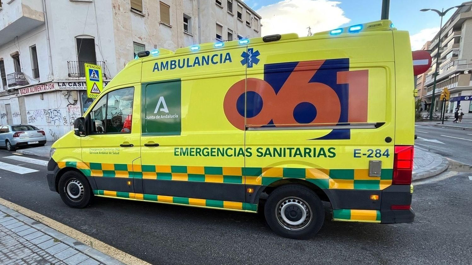 Una ambulancia del 061 de emergencias sanitarias en Málaga.