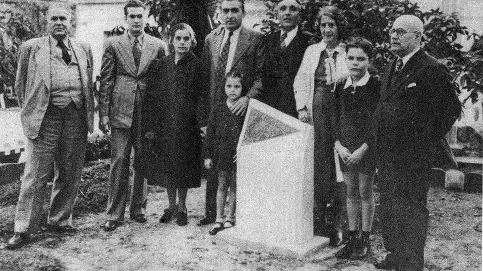 Claudio Conde -primeiro pola dereita- con amigos nos xardíns “La Cotorra”.