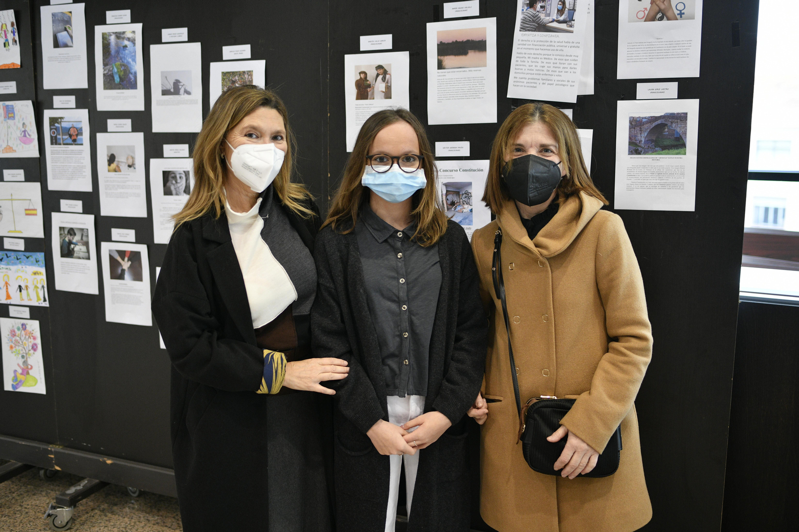Acto institucional por el aniversario de la Constitución en el auditorio de Ourense.
Bea, Sasha, Manoli.
Foto: Xesús Fariñas
