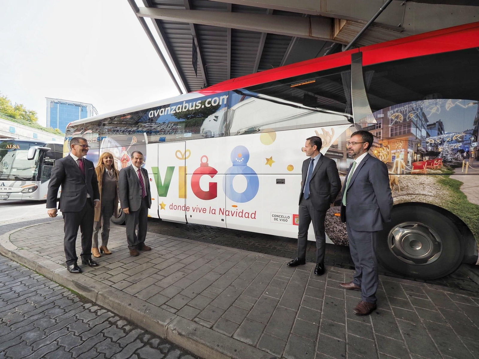 El alcalde inauguró en la estación de autobuses de Madrid una exposición sobre la fiesta navideña en Vigo