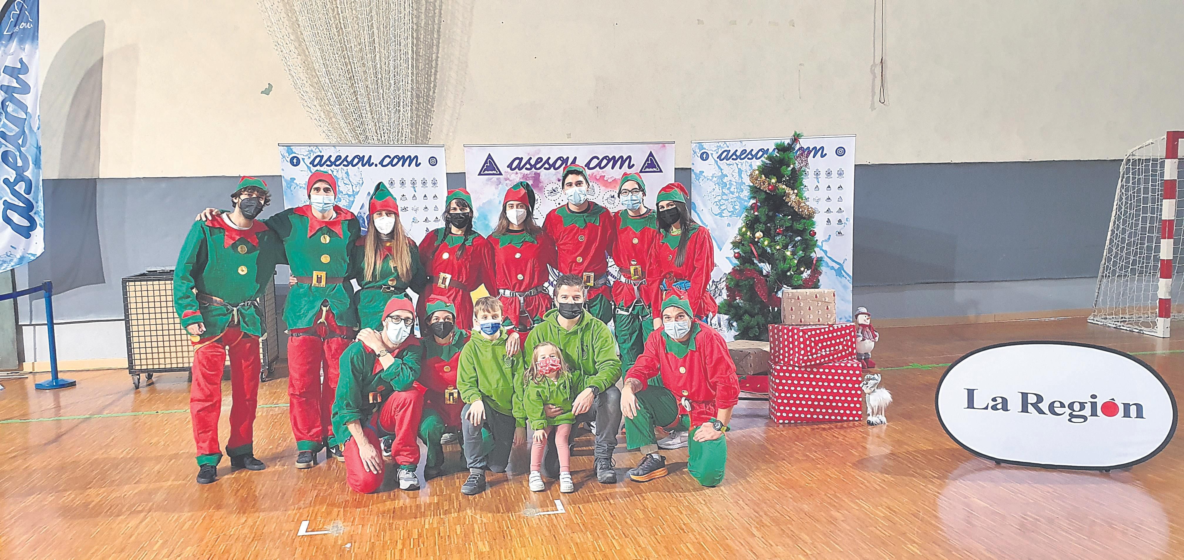 Los pajes de Papá Noel formaron un equipo perfecto en la jornada desarrollada en Os Remedios. (Miguel Ángel)