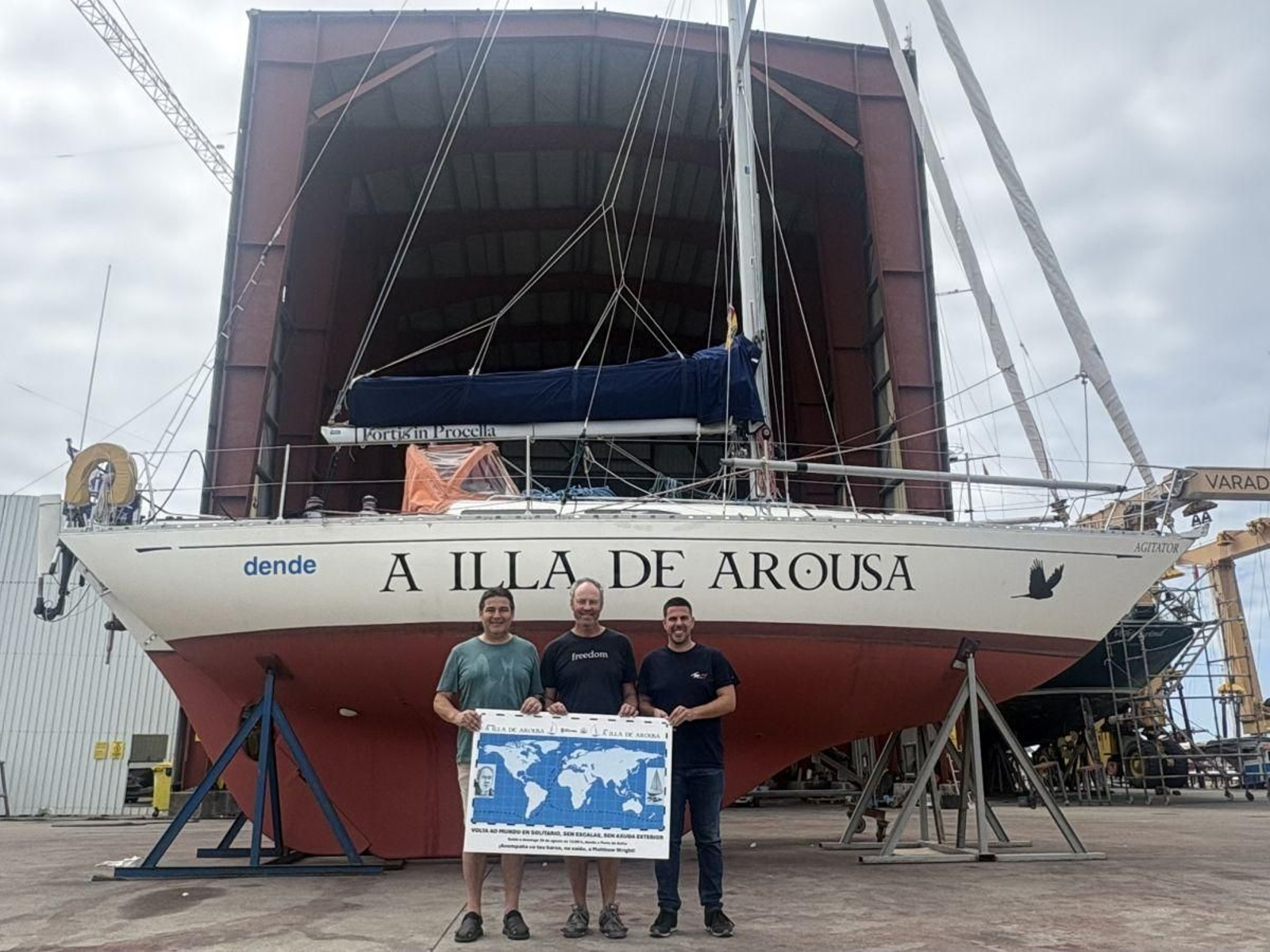 El médico australiano Mattew Wright, en el centro, iniciará este 29 de agosto su travesía de vuelta al mundo.