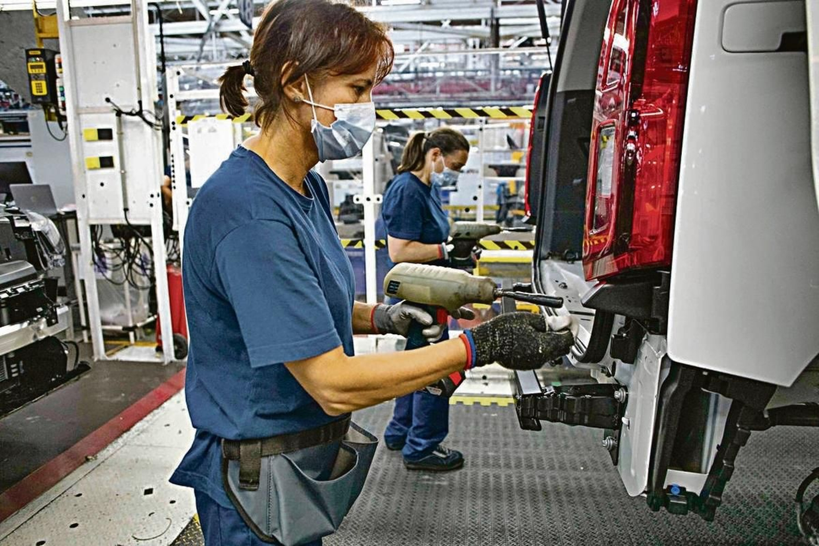 Dos trabajadoras en la línea de montaje de la planta de Stellantis en Vigo.