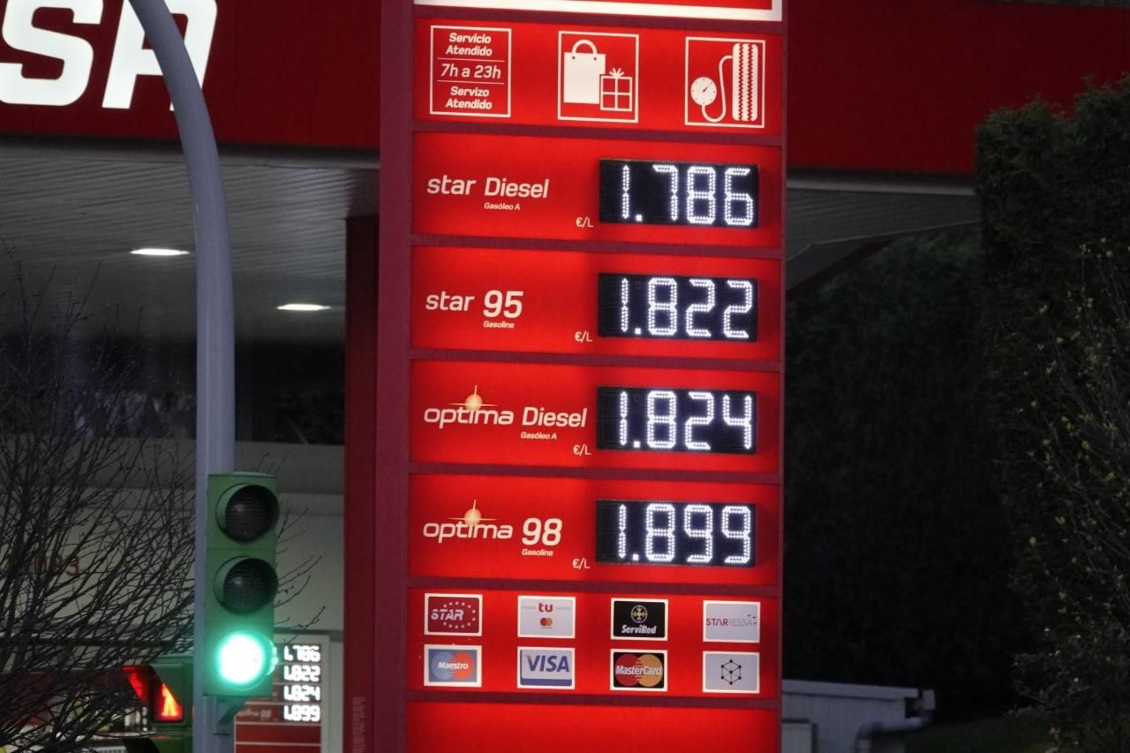 El precio de la gasolina en un estacionamiento en Vigo. // Vicente Alonso