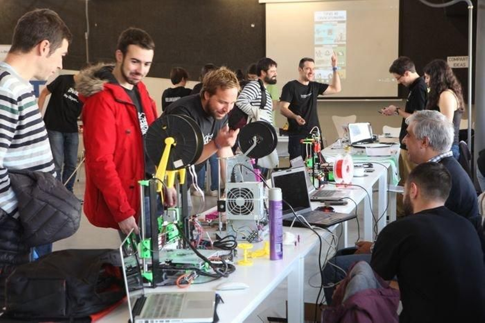 Gran afluencia en la jornada "Ourensemakerslab2016", en la Molinera.