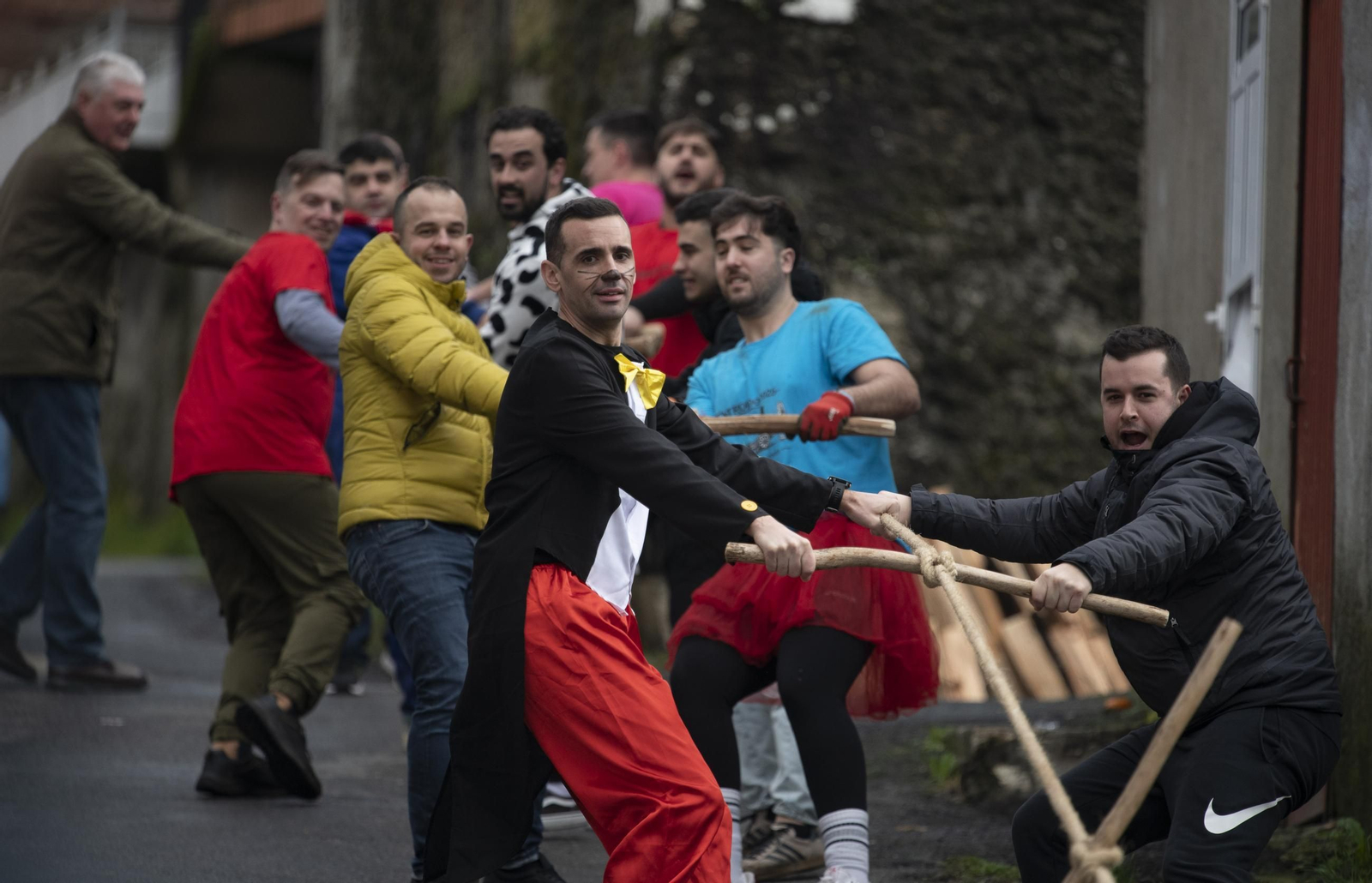 Galería | El meco Abalos recorrió As Teixugueiras, Cartelle