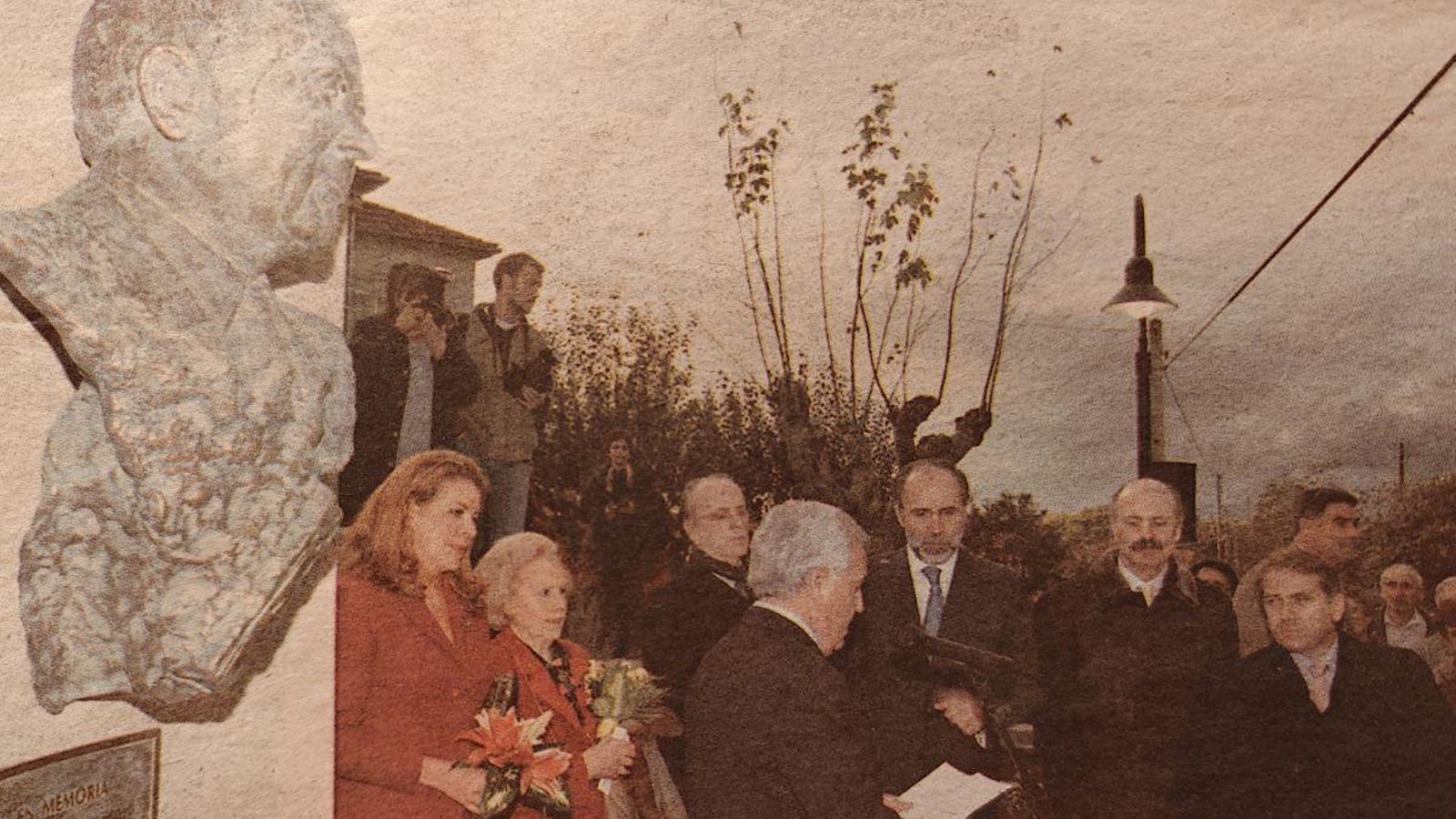 Descubrimiento del busto de Eduardo Barreiros en Gundiás, con Mari Luz Barreiros y Dorinda Ramos a la izquierda de la imagen.