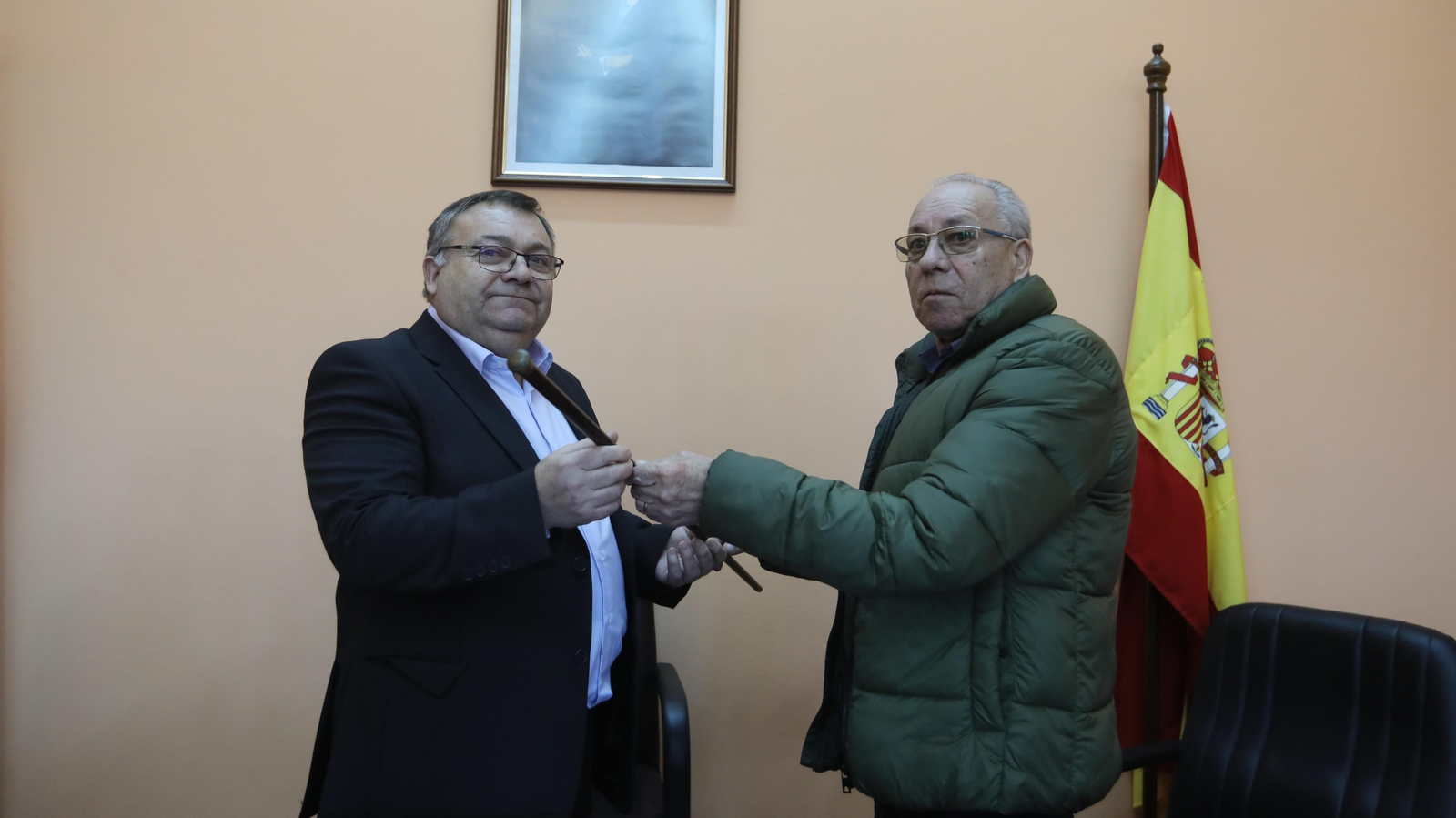 José Abad, primer teniente alcalde, le entrega el bastón de mando al regidor, Manuel Pérez. (José Paz)