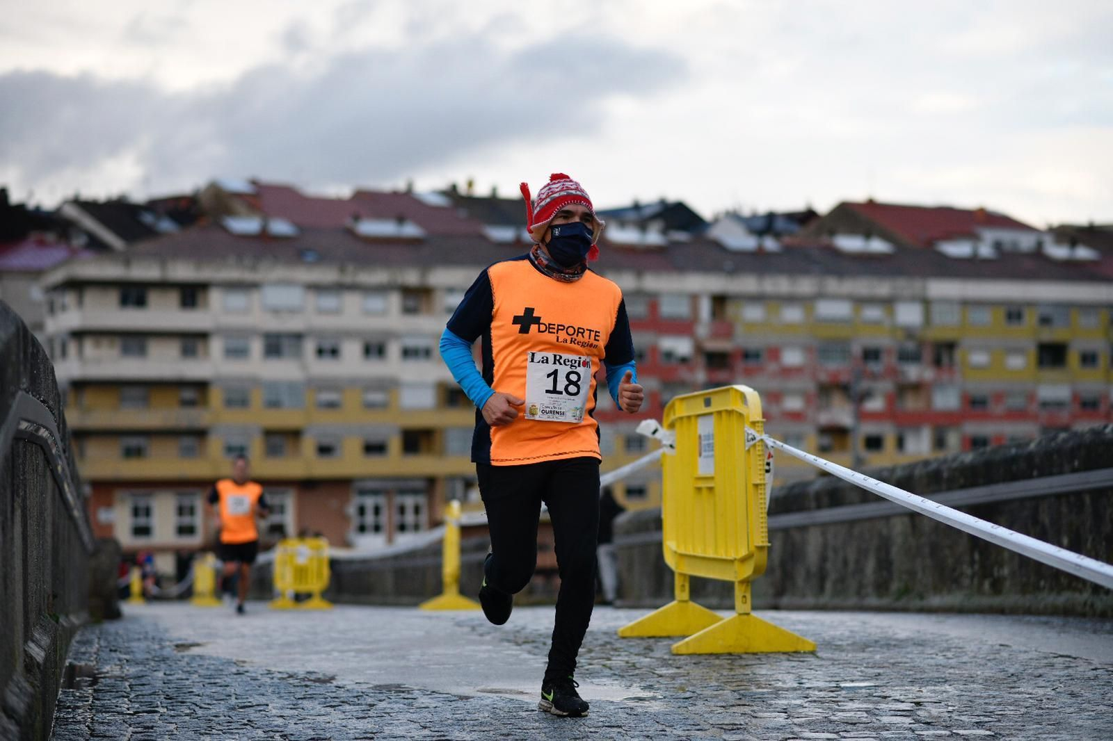 Los ourensanos despidieron el año corriendo (XESÚS FARIÑAS)