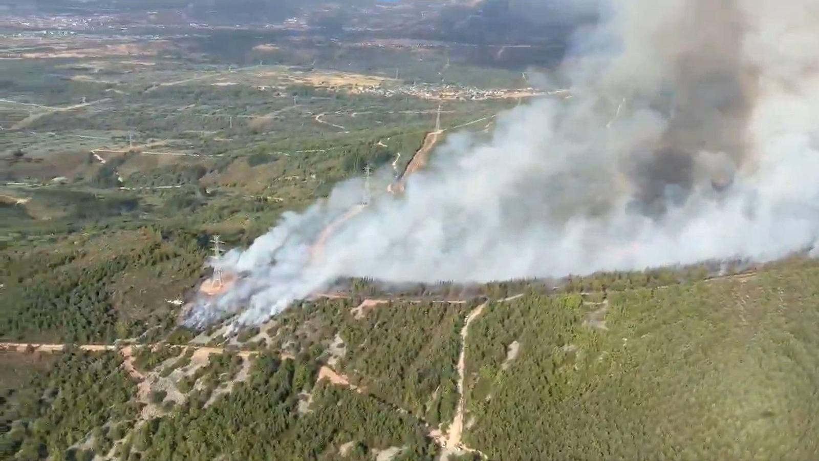 Más de una veintena de medios aéreos y terrestres trabaja en un incendio accidental en Castropodame (León)