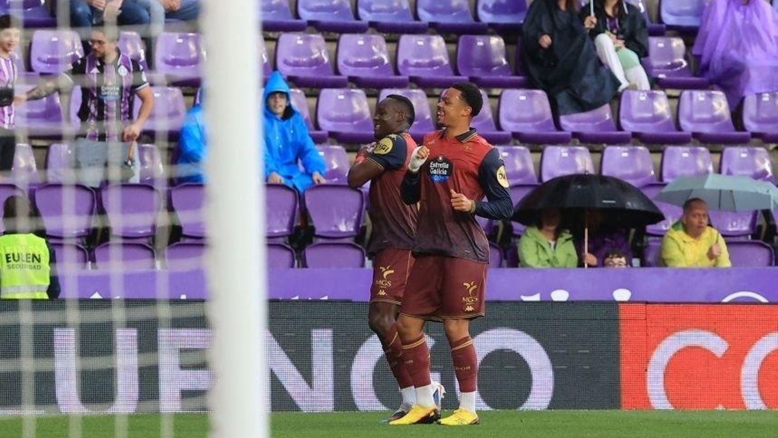 Nsongo celebra uno de sus goles anotados al Valladolid para certificar el ascenso.