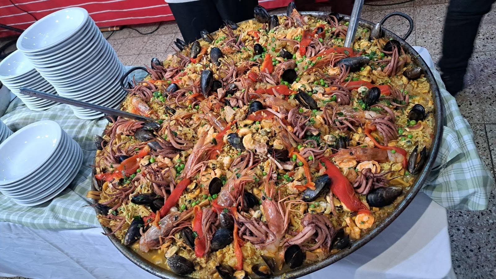 El plato principal del almuerzo fue la paella