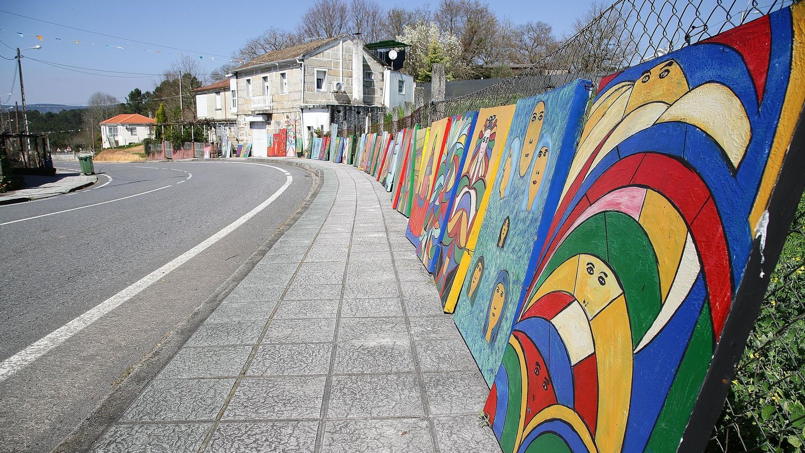 Más de cuarenta cuadro de José Domínguez expuestos en la acera