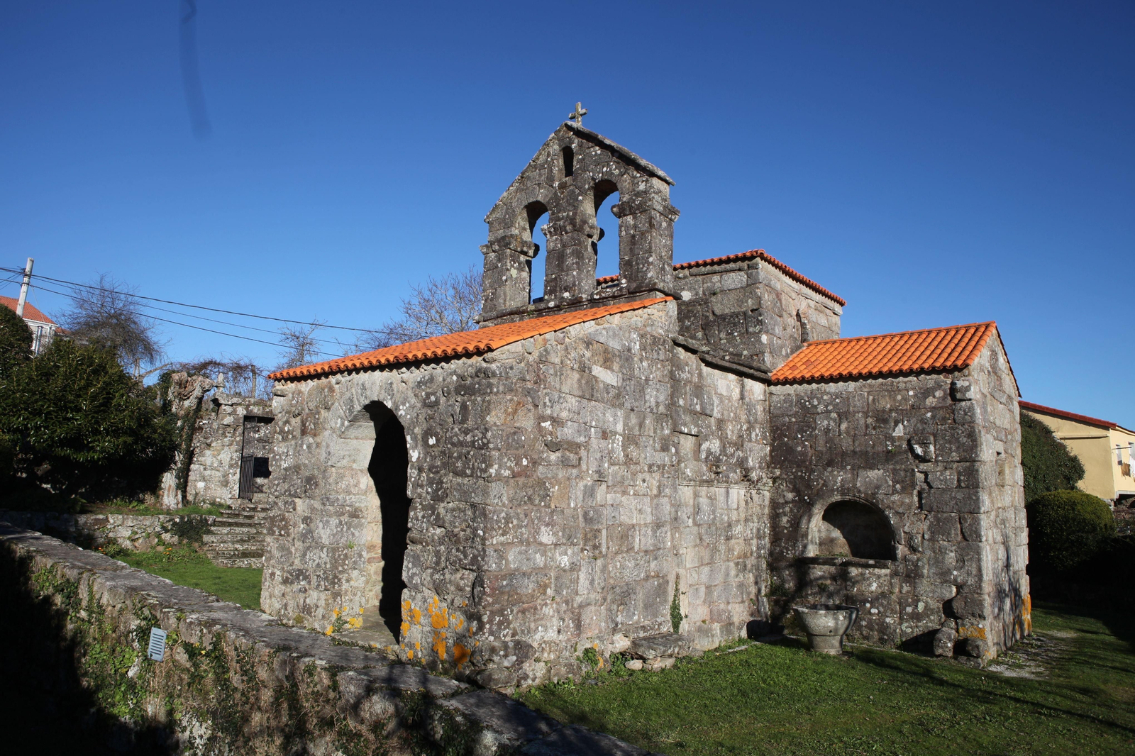Exterior del templo visigótico de Santa Comba de Bande,una joya del siglo VII.