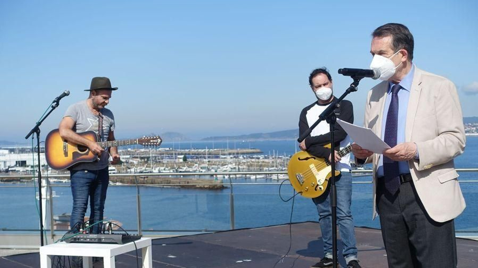 Eladio Santos con Uka tocaron ayer en la terraza del Auditorio, tras la presentación del alcalde.