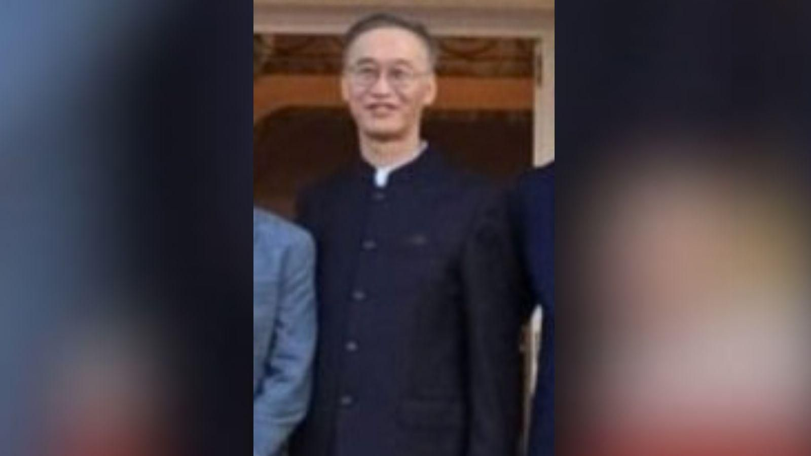 Alguien volvió fardando de proximidad con el embajador Jing Yao.