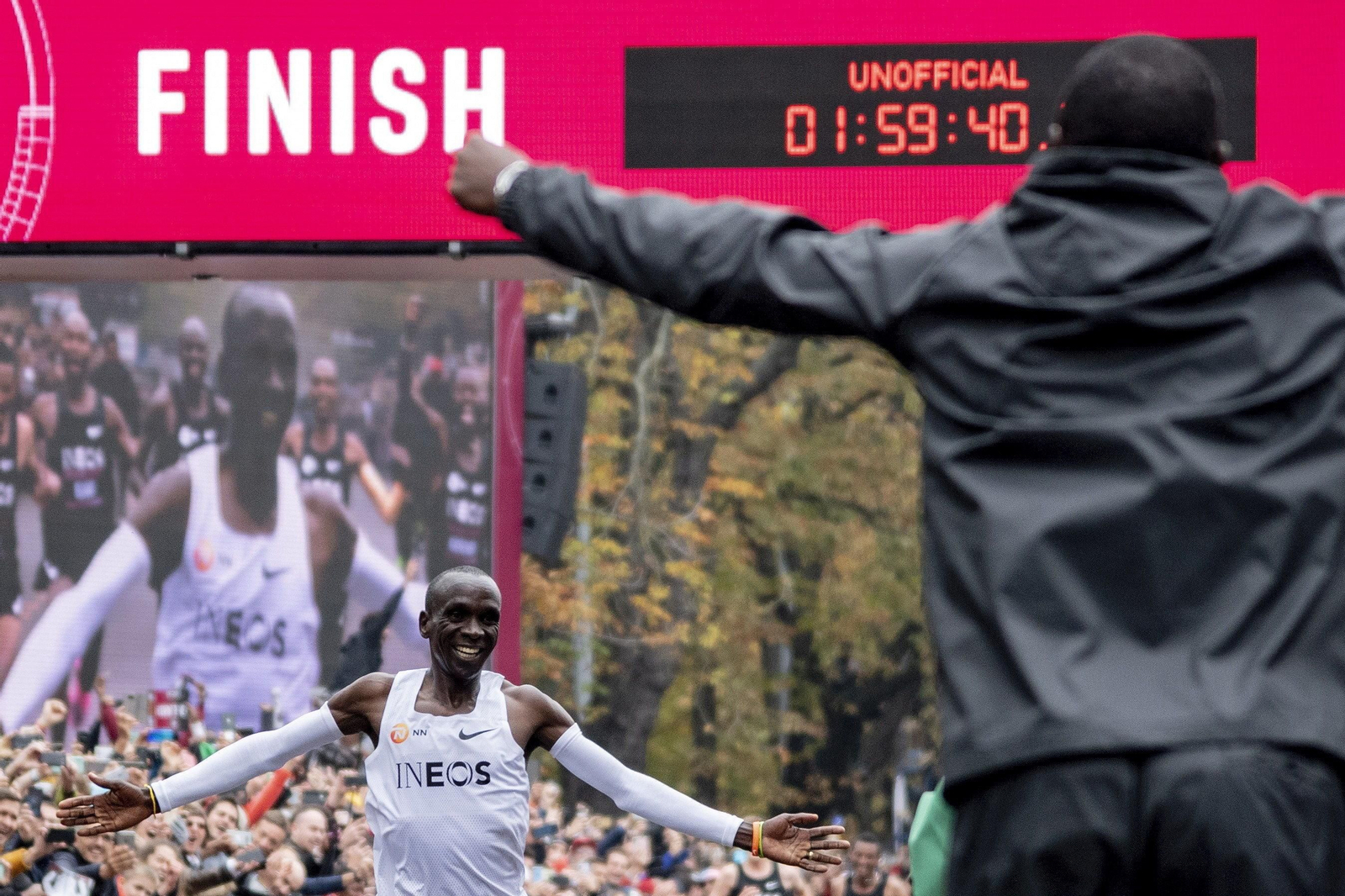 Kipchoge cruza la línea de llegada en Viena tras rebajar las dos horas en la distancia maratón.