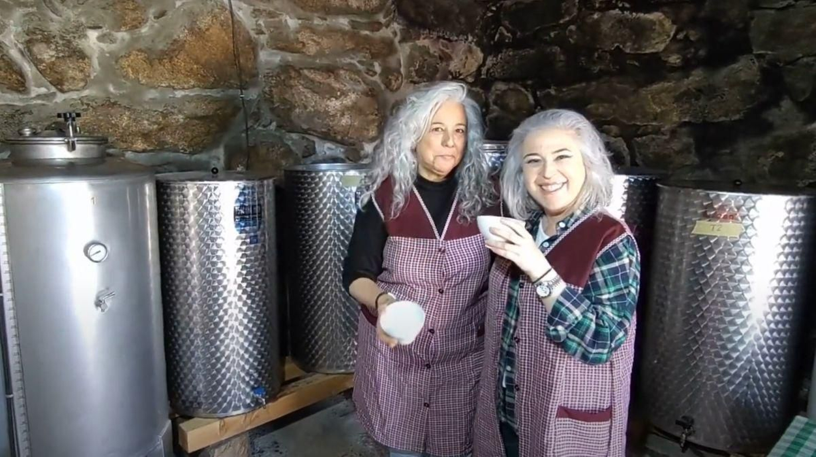 Elena Gallego Abad e Mayka Braña, no furancho Lois, a localización do seu proxecto.