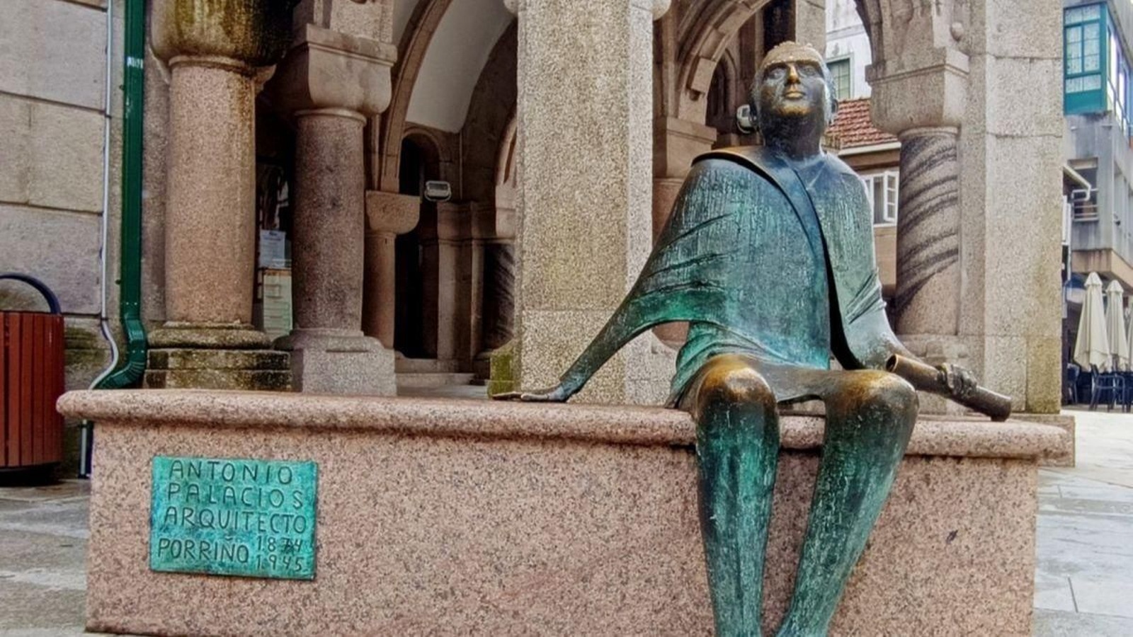 Palacios en bronce, ante el Concello y frente a la  casa donde vivió.