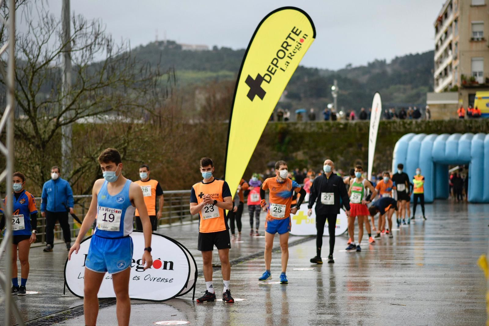 Los participantes, listos para tomar la salida (XESÚS FARIÑAS).