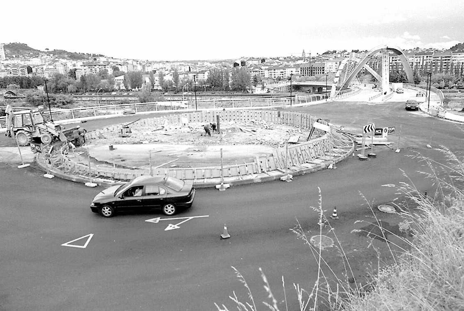 La construcción del emblemático Puente del Milenio hace 25 años cambiaba el skyline de Ourense, en fotos