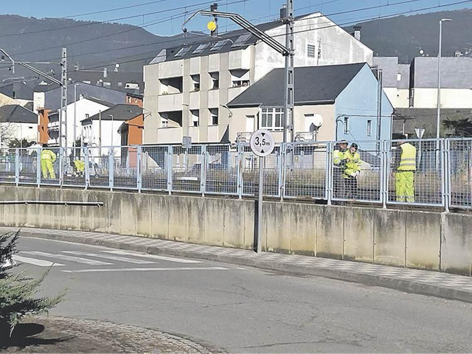 Un equipo de trabajadores, en el tramo barquense de la vía del ferrocarril. J.C.