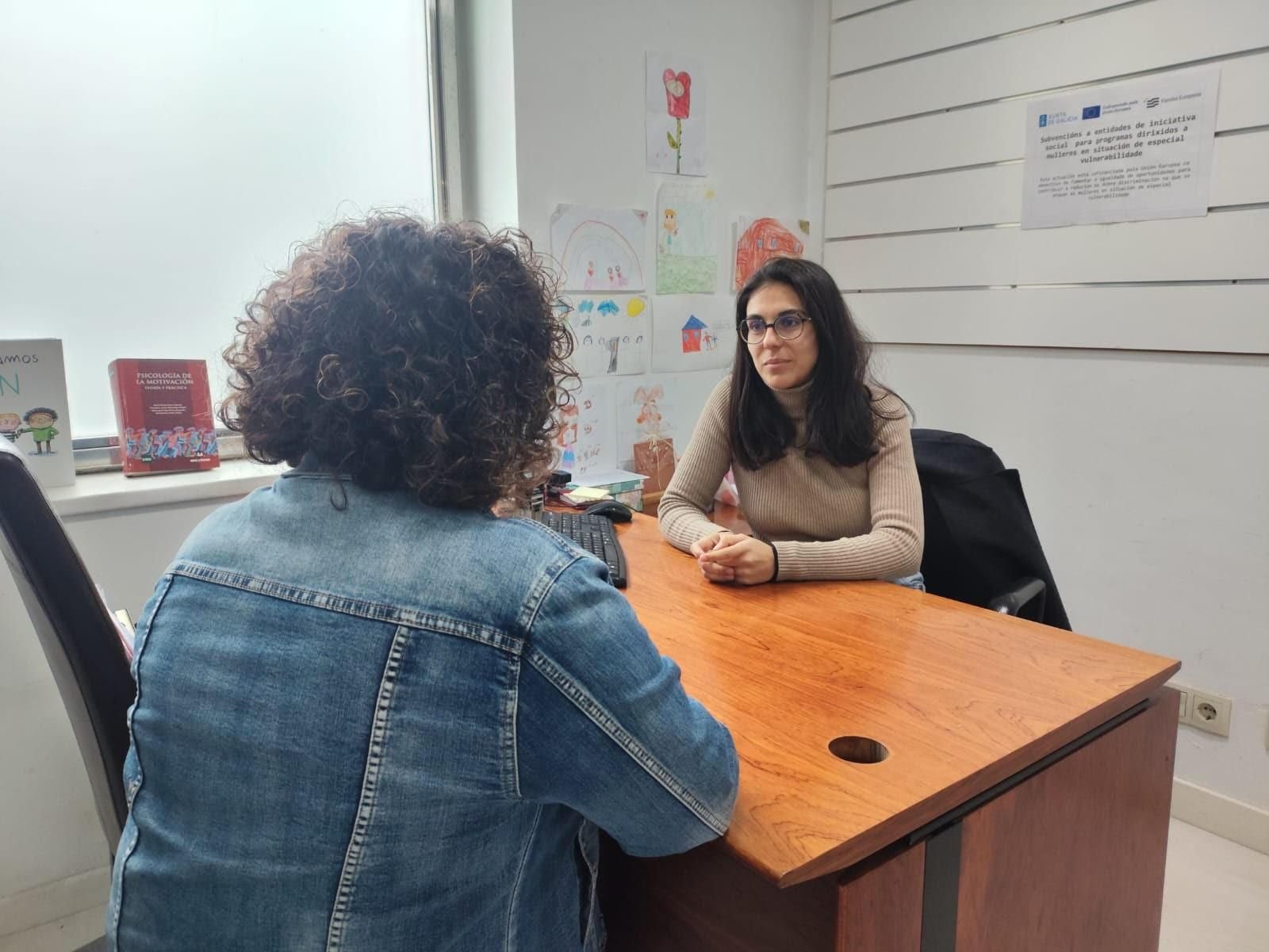 Cristina García, psicóloga de la Fundación Amigos de Galicia, durante una intervención profesional.
