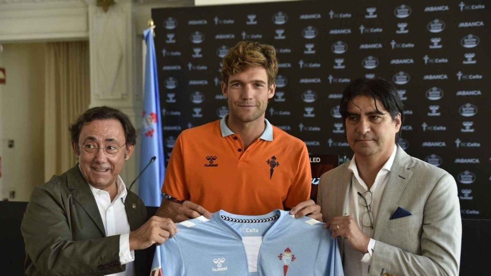 Marcos Alonso (centro), con Antón Álvarez y Marco Garcés, ayer en la sede del Celta.