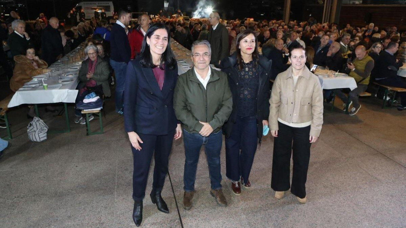 Paula Prado, Luis Menor, Victoria Núñez y Sandra Quintas, ayer con la militancia popular en el magosto.